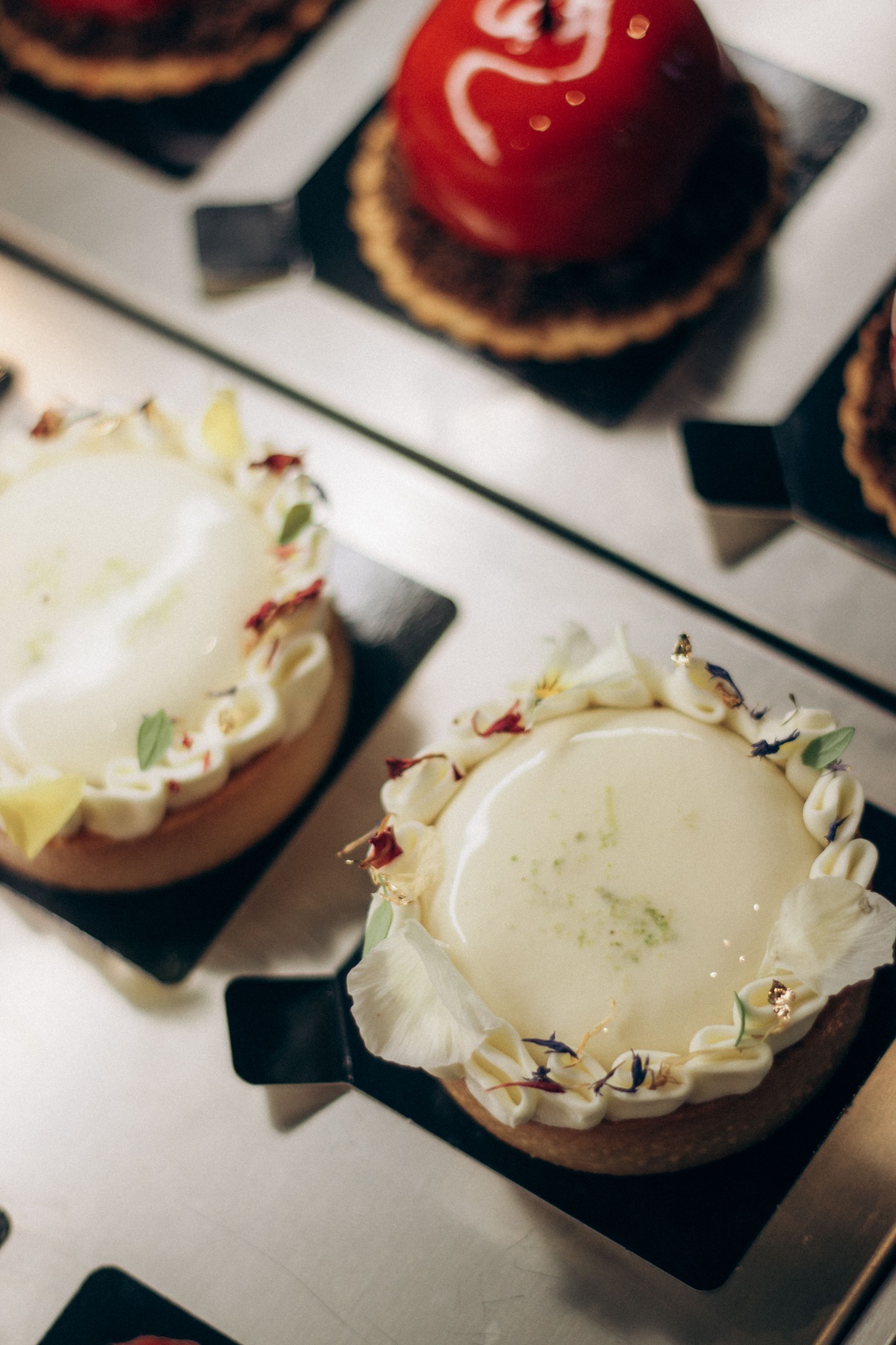 Refined pale tartlets with floral details